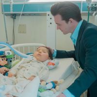 Drake Bell visita y pide ayuda para Rafita, bebé de Ensenada que necesita tratamiento millonario
