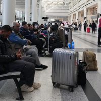 Miles de viajeros se quedan varados con aeropuertos de Oriente Medio cerrados tras el ataque a Irán