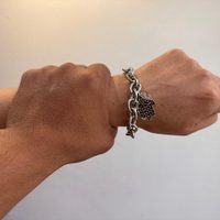 Un Hombre permitió que su esposa fuera violada por 83 hombres