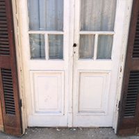 No tires esa vieja puerta de madera y convertila en el perchero vintage más chic para la entrada de tu casa