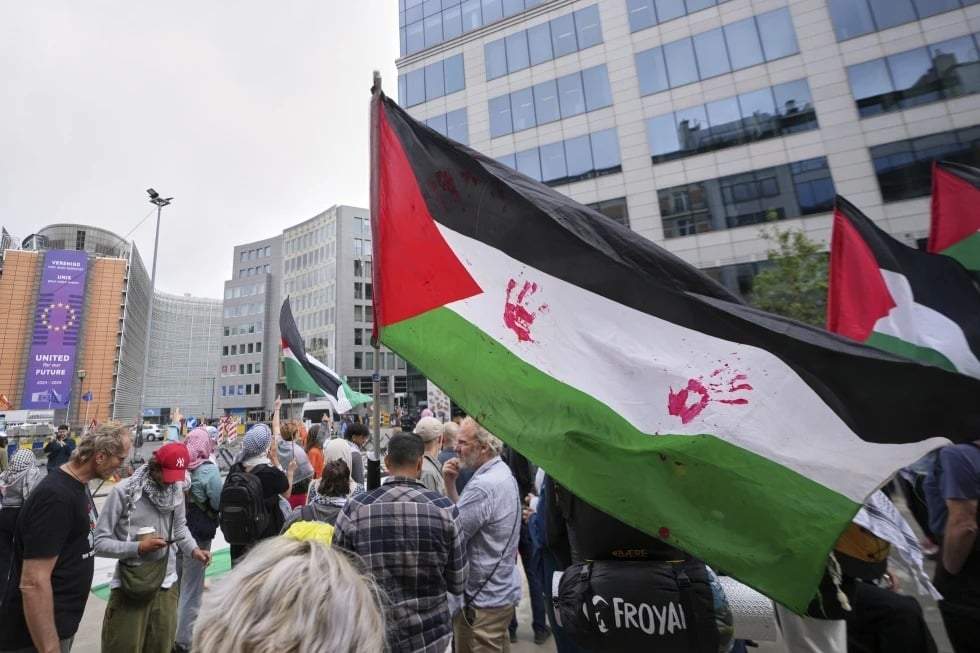 Personas asisten a una protesta en apoyo a los palestinos frente a una reunión de ministros de Asuntos Exteriores de la UE en el edificio del Consejo Europeo en Bruselas, el lunes 23 de junio de 2025.