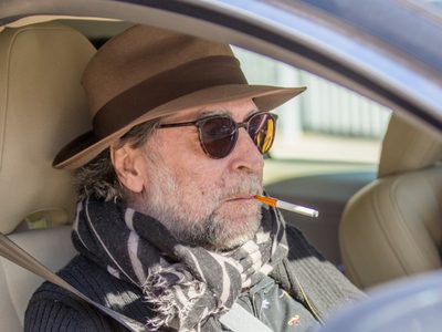 ¡Como si nada! Joaquín Sabina fue dado de alta tras once días y ¡salió fumando!
