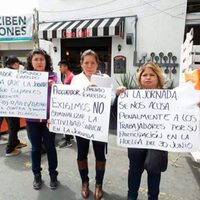 Trabajadores despedidos de La Jornada protestan ante la Procuraduría capitalina