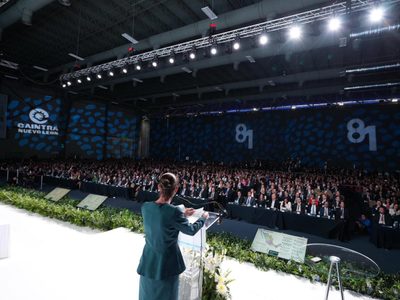 “No nos han tocado tiempos muy sencillos”, dice Sheinbaum ante empresarios