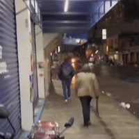 Una mujer saca a cinturonazos a su hijo de una chelería; el video se vuelve viral
