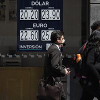 El peso se desploma 5.42% impactado por Fed y Covid-19