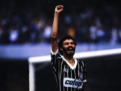 Sócrates, el futbolista brasileño que orquestó el futbol democrático
