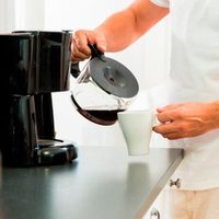 La forma correcta de limpiar tu cafetera sin dañarla y que quede tan reluciente como recién comprada
