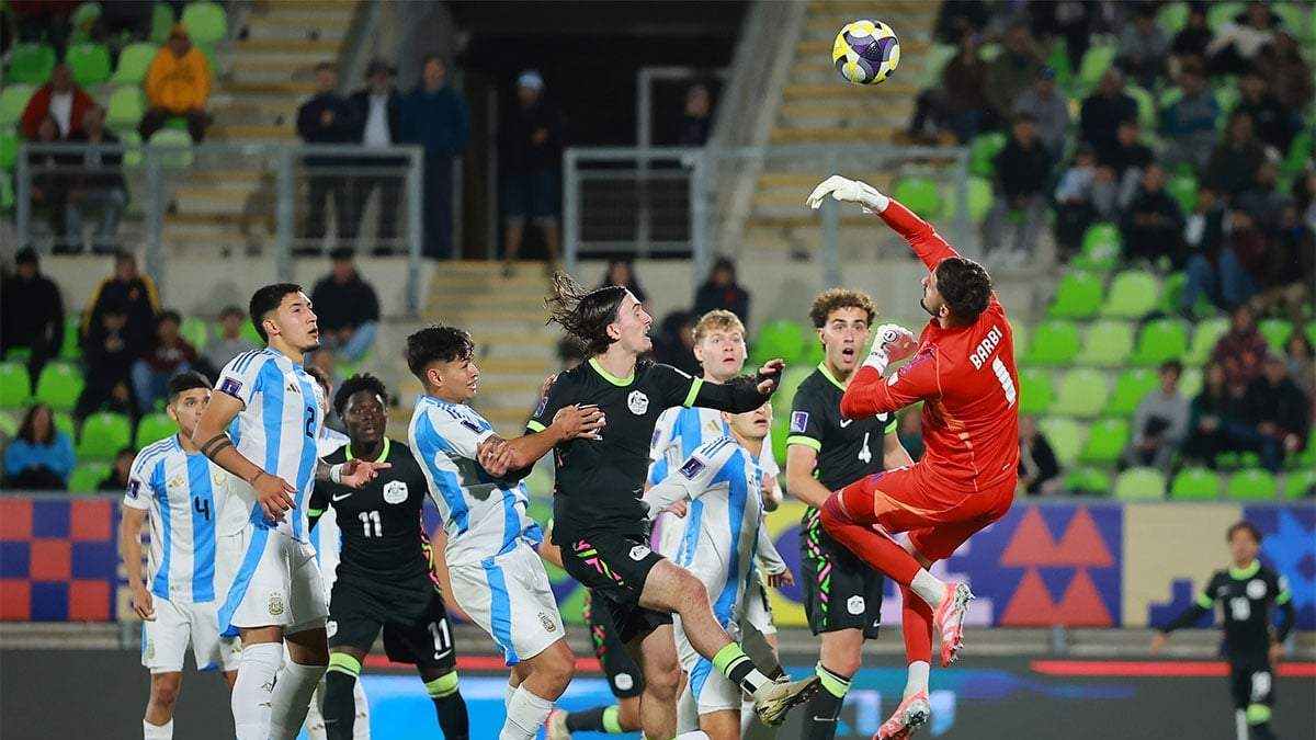 Santino Barbi cometió un grosero error en el gol australiano. Aquí sacó una buena bocha.