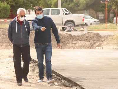Zapala: Carlos Koopmann supervisó las tareas de pavimentación de la calle Rahue