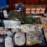 En 15 allanamientos por narcomenudeo descubrieron un arsenal enterrado y 3,5 kilos de cocaína