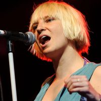 Billboard Music Awards 2020: el extraño outfit de Sia en forma de regalo navideño
