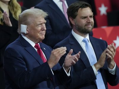 Trump se presenta en la Convención Nacional Republicana con gasa sobre la oreja derecha