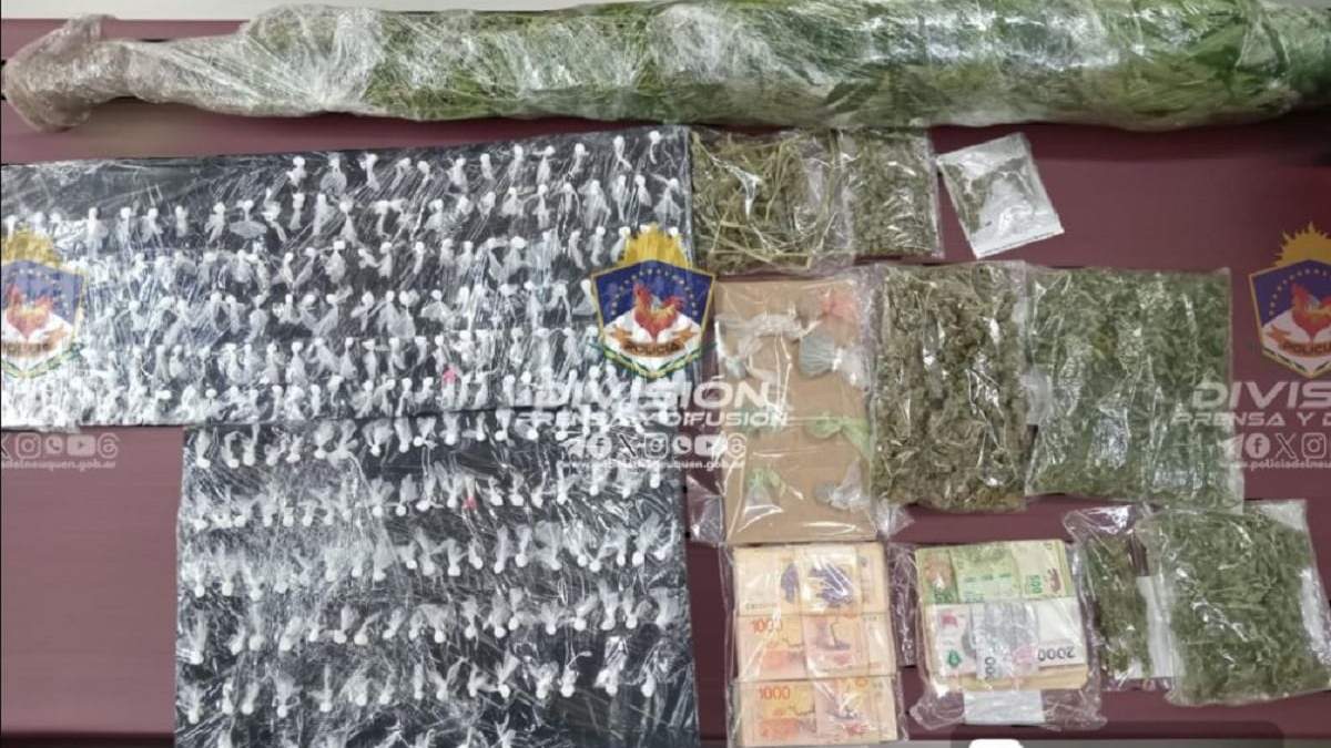Importante cantidad de estupefacientes y dinero en efectivo incautados en Senillosa. Fuente: (Policía de Neuquén)
