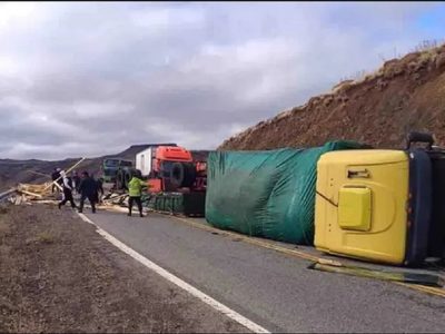 Dos personas heridas por el vuelco de un camión en la Ruta Nacional 40, en Neuquén