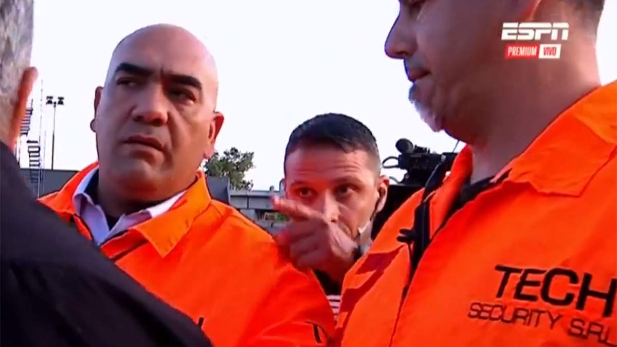 "Te voy a romper todo" le dijo Andrés Gariano, detrás de dos gigantes de seguridad, a Frank Darío Kudelka, DT de Huracán. Papelón.