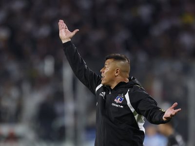 Informado por un árbitro: el escándalo que vive Jorge Almirón en Chile