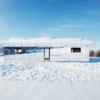 Diseñan una casa con espejos que se mimetiza con el paisaje de Suiza
