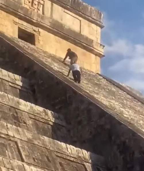 Turista alemán sube a pirámide de Chichén Itzá y visitantes lo golpean