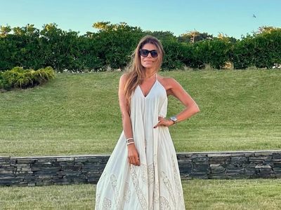Zulemita Menem apuesta al slip dress satinado y lo lleva con total frescura urbana
