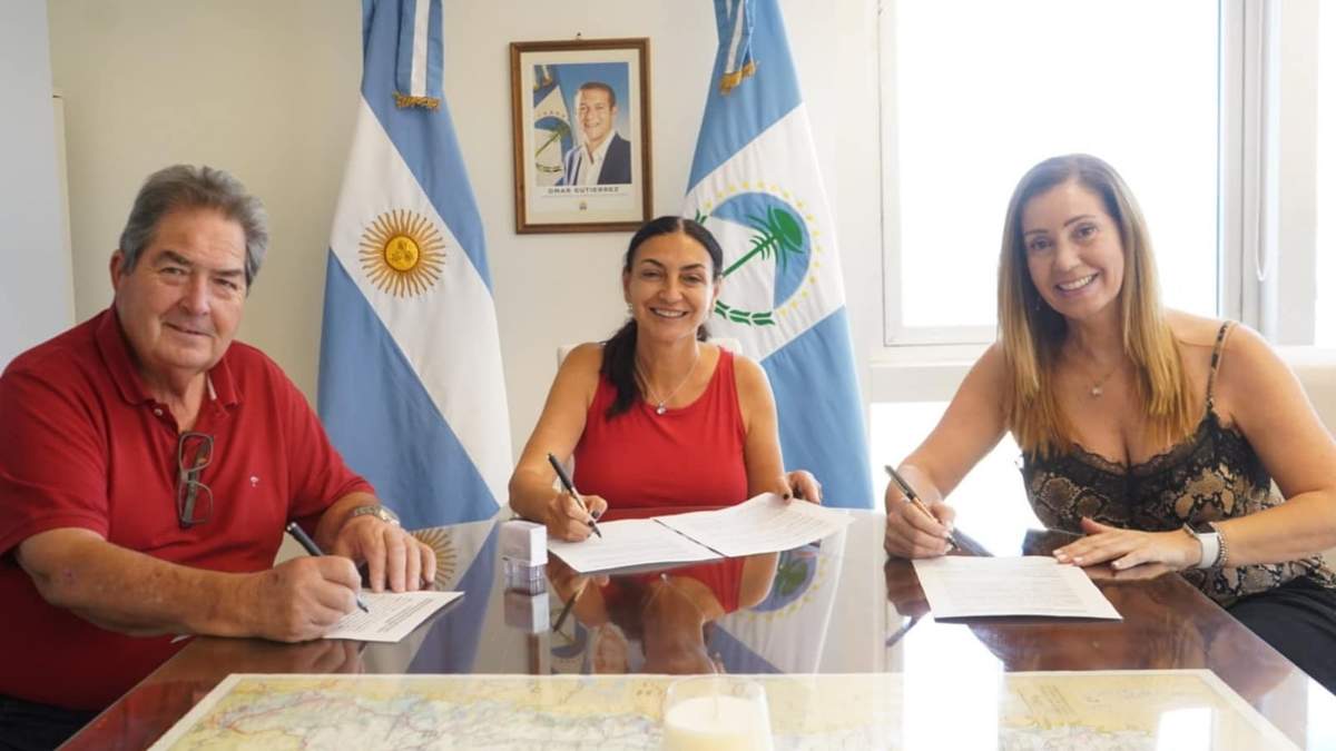 Autoridades durante la firma del convenio en el Ministerio de Salud. Fuente: (Facebook).