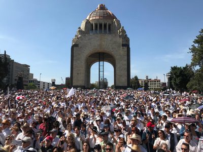 Así marchó la derecha: desprecio, reprobación y hasta insultos contra López Obrador