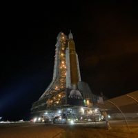 Cohete lunar de la NASA llega a plataforma para primera prueba