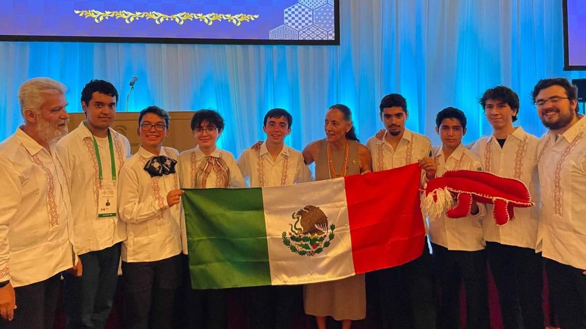 Los ganadores con la embajadora de México en Japón