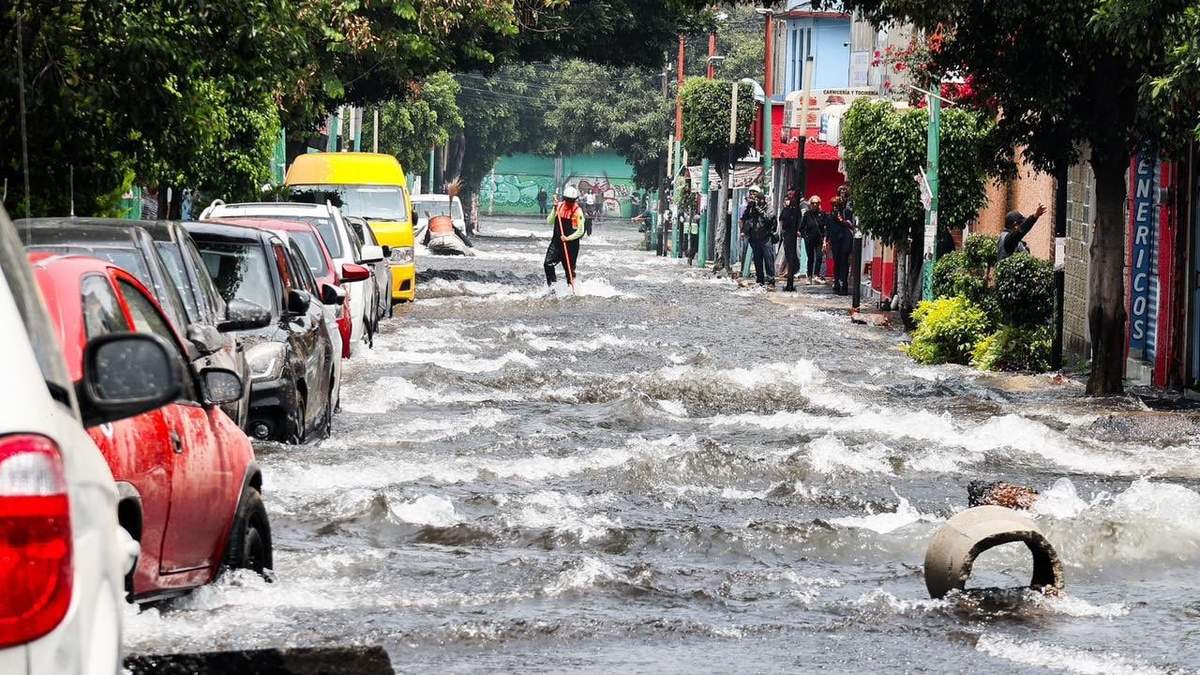 Megafuga de agua en la colonia Ampliación Los Reyes Culhuacán, alcaldía Iztapalapa, CDMX, el miércoles 13 de mayo de 2026