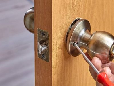 Nunca más vas a tener camperas tiradas en casa, mirá lo que podés hacer con los picaportes de las puertas viejas