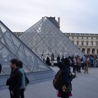 Reabre el Museo Louvre tres días después del robo de joyas de la corona francesa