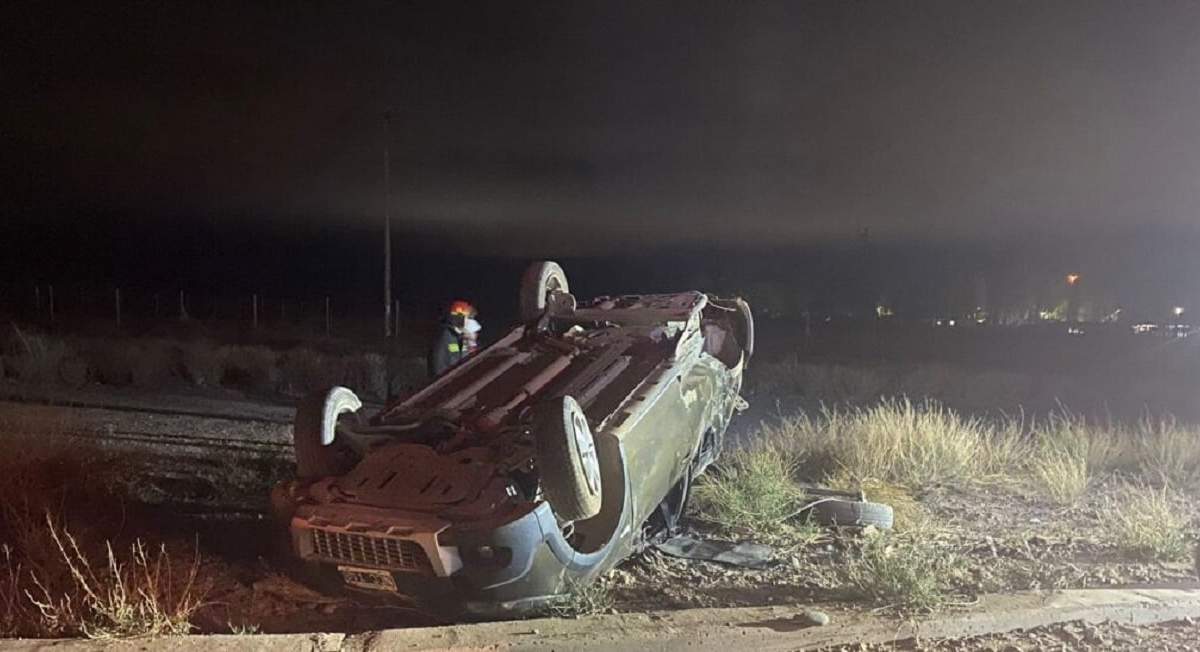 El vehículo quedó dado vuelta a la vera de la ruta 51. Fuente: (Centenario Digital)