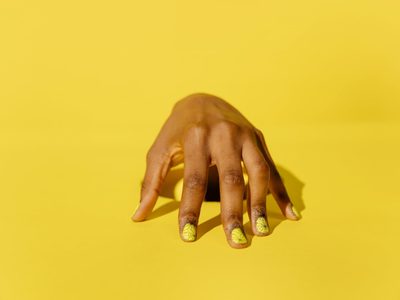 10 diseños de uñas amarillas para que tu nail art destaque esta temporada fría