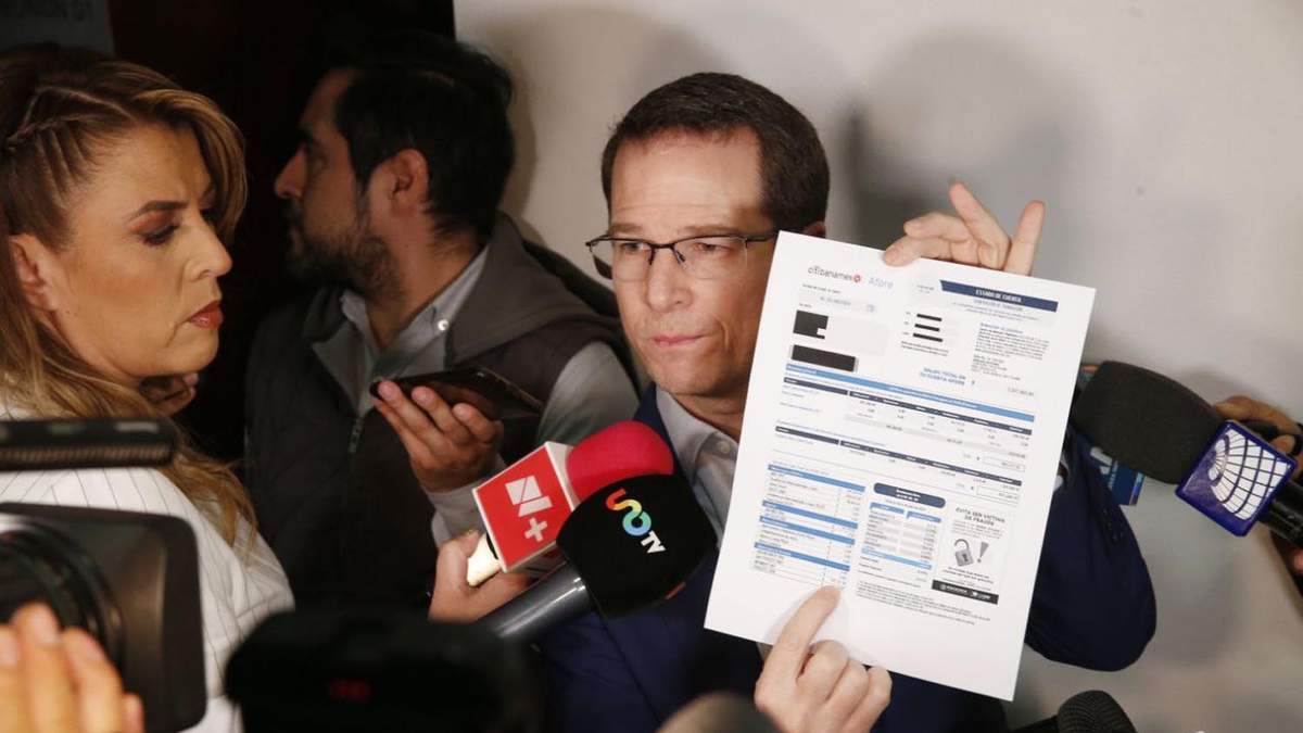 Ricardo Anaya muestra un estado de cuenta para ilustrar que el gobierno pretende tomar dinero de lo que la gente tiene guardado en el banco