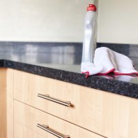 Sin químicos fuertes: el truco para eliminar todo el sarro de la mesada de tu cocina en menos de 10 minutos