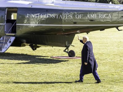 Trump apuntó contra Obama y lo acusó de “traidor"
