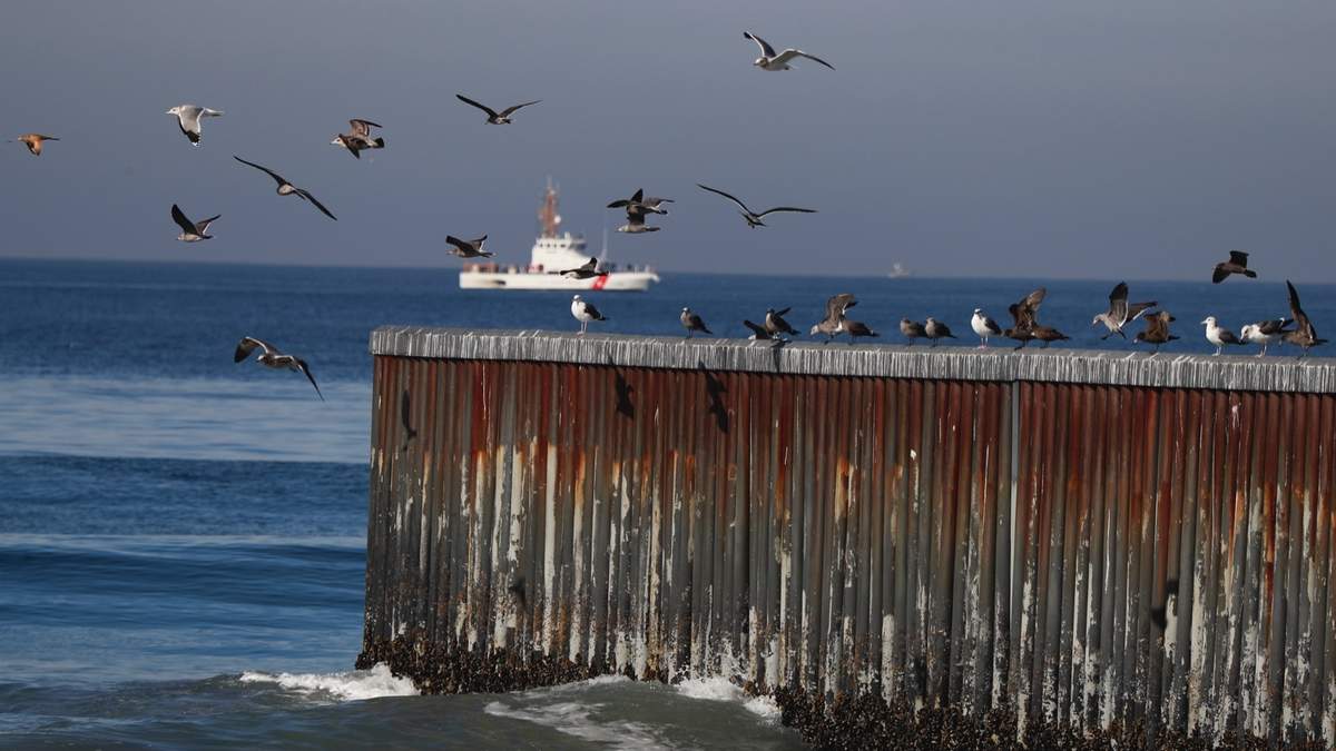 Aves en el muro que separa México de Estados Unidos, en la zona fronteriza que llega al océano Pacífico, en Tijuana