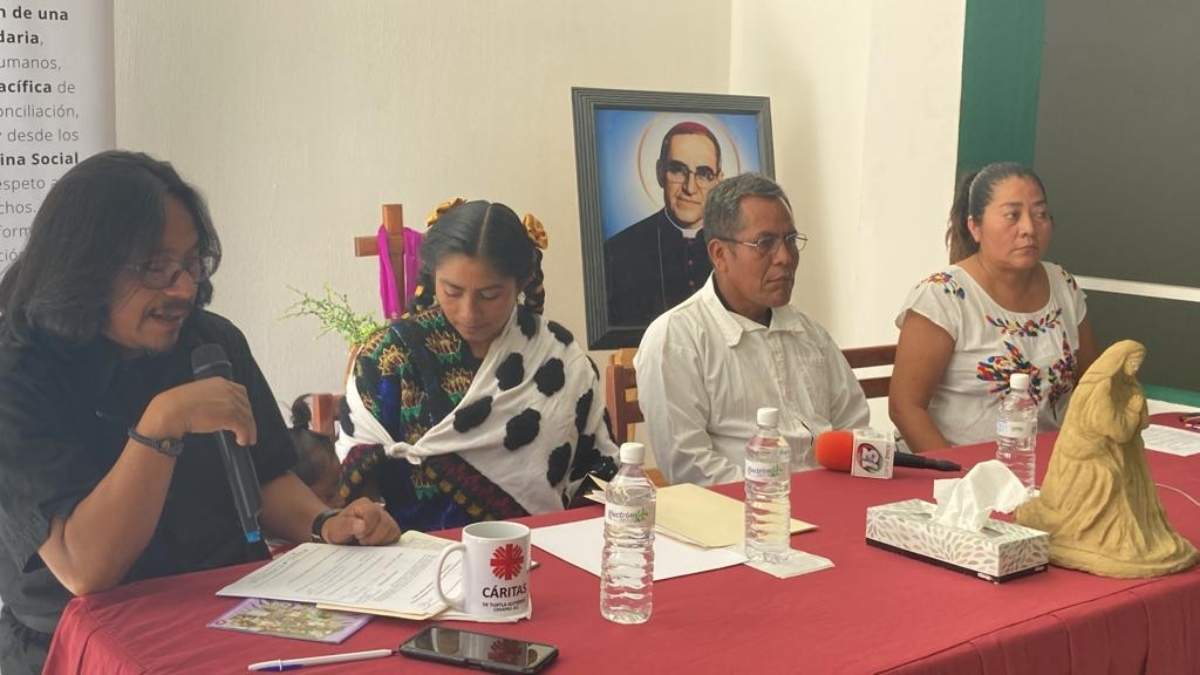 Activistas y familiares de Simón Pedro en una conferencia de prensa