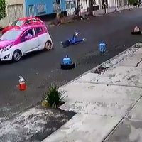 PGJ-CDMX busca a taxista que arrastró a una mujer para no pagarle el golpe a su coche (Video)
