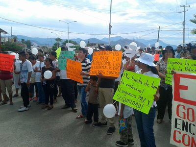 Bloquean vía federal para exigir la aparición de 17 personas en Arcelia, Guerrero