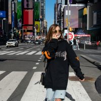 El ícono centennial: Muna Pauls brilló con un outfit black and white que derrocha rock