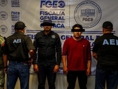 Detienen a director de policía vial de Santa María Atzompa, Oaxaca venta de arma de manera ilegal