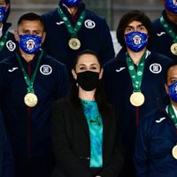 Sheinbaum recibe al campeón Cruz Azul y dice que son ejemplo para los jóvenes de la CDMX