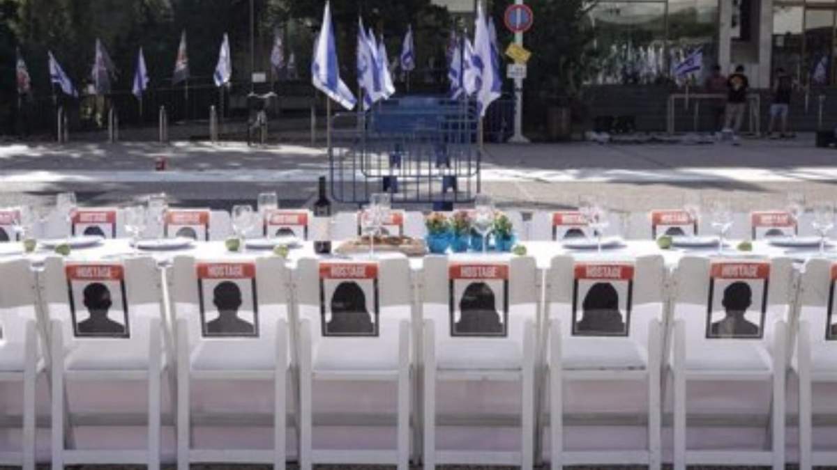 Ceremonia de homenaje a los rehenes secuestrados por Hamás en Tel Aviv