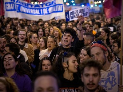 Decenas de miles de españoles protestan en Barcelona por altos costos de alquileres
