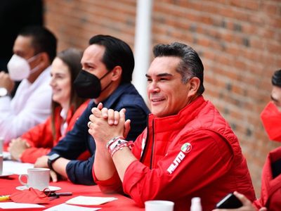 El líder nacional del PRI niega que la FGR esté investigando el origen de su fortuna