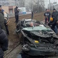 Tanque ruso aplasta el auto de un civil al circular en Obolón, Ucrania (Video)