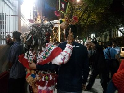 Un altar, veladoras y oraciones 'protegen” a AMLO en la casa de transición