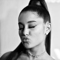¡Llameante percance! Ariana Grande y un descuido con su prenda dejó a la vista lo que nunca enseñó