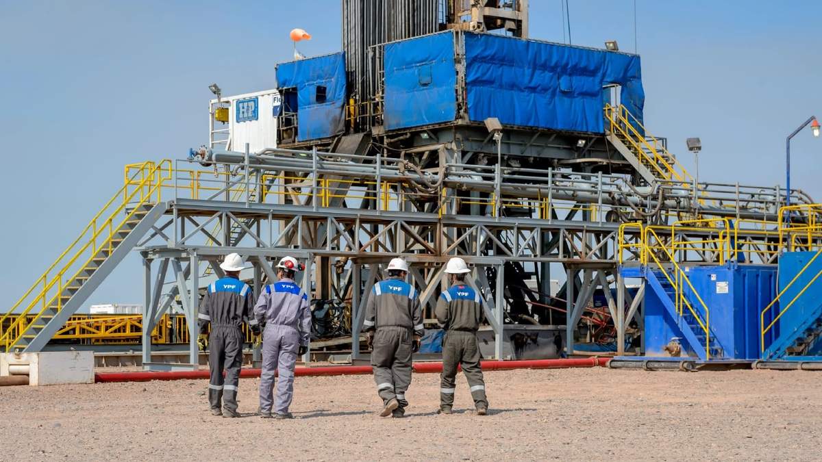 Operadores en una división de YPF (Yacimientos Petrolíferos Fiscales)